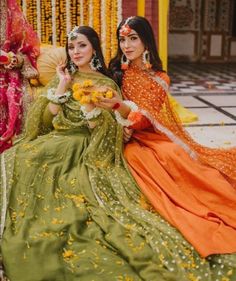 Simple Mehndi Dresses, Mehendi Dresses, Fashion Tips And Tricks, Haldi Ceremony Outfit, Bridesmaid Poses, Latest Bridesmaid Dresses, Haldi Dress, Mehndi Outfits, Mehndi Dress