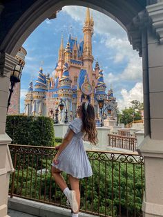 Disneyland Outfit Ideas, Outfit Ideas For Moms, Disney Poses, Disney Picture Ideas, Disneyland Photos, Cute Disney Outfits, Disney Photo Ideas, Disney World Pictures, Disney Paris