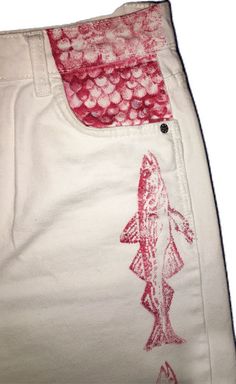 Fish Linocut, Art Outfit, Upcycle Clothes Diy, Creative Clothes, Fashion Top Outfits, Fabric Stamping, Altering Clothes, Painted Clothes, Red Fish