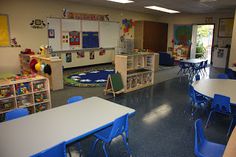 a classroom filled with lots of desks and chairs