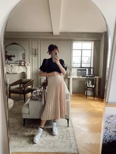 Silk Skirt Maternity Outfit, Satin Skirt Pregnancy Outfit, Ootd Pregnant Outfits, Work Pregnancy Outfits, Pregnant Skirt Outfit Winter, Pregnant Skirt Outfit, Maternity Pleated Skirt Outfit, Skirt Pregnancy Outfit, Pregnancy Skirt Outfits