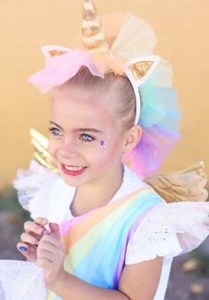 Kinderschminke für Einhorn - Einfache Anleitungen & Ideen Unicorn Hairstyle, Unicorn Makeup Tutorial, Unicorn Makeup Halloween, Unicorn Costume Kids, Halloween Makeup For Kids, Temporary Hair Color Spray, Unicorn Hair Color, Hair Color Spray, Unicorn Makeup