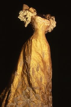 Dress worn by Queen Marie of Romania to the coronation of Tsar Nicholas II, 1896 1896 Dress, Queen Marie Of Romania, Marie Of Romania, Coronation Gown, Gaun Abad Pertengahan, Historical Gowns, 1890s Fashion, Royal Clothing, Tsar Nicholas