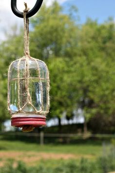 the garden diy butterfly feeder is hanging from a rope with text overlay that reads garden diy butterfly feeder + diy garden project round - up