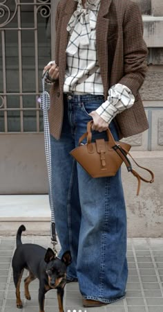 Checked Skirt Outfit Winter, Busy Mom Outfits, Style Désinvolte Chic, Mama Style, Destroyed Jeans, Cute Comfy Outfits, 가을 패션, Mom Outfits, Winter Fashion Outfits