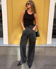 Effortless Cool Girl Style, Istanbul Vacation Outfits, Hot Day Office Outfit, 90s Classy Fashion, 90s Minimalism Fashion, 90s Minimalism, Fall 2024 Fashion, 2024 Fashion Trends, Looks Street Style