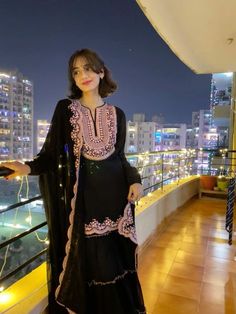 Cute Indian Girls With Short Hair, Desi Hairstyles Short Hair, Short Hair Traditional Look Indian, Indian Baddie, Eid Photoshoot, Short Hair Makeup, Short Girl Fashion, Diwali Outfits, Fashion Fails