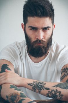 I like the style of Americana tattoos, but also the simplicity of a plain white t-shirt. Barba Hipster, Bart Styles, Man With Tattoos, Best Beard Styles, Beard Hairstyle