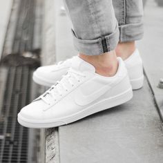 plain white nike lace up sneakers, worn by a person, dressed in pale grey jeans, what is a capsule wardrobe, basic everyday clothes and shoes All White Nike Shoes, How To Clean White Sneakers, Comfy Travel, Sneaker Outfits, White Nike Shoes, Door Open, Nike Tennis