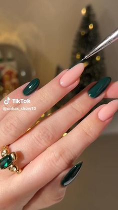 😍❤️💅✨✨natalinas #viral_video #natal #unhasnatalinas ❤️💅✨😻c ❤️💅 #unhasperfeitas #tutorial #nailart #tiktok Christmas Nail Designs, Manicure E Pedicure, Nail Kit, Green Nails