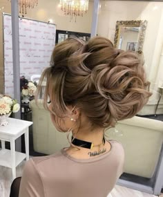 The secret to a shiny head of hair sans grease is actually an oil Sanggul Modern, Best Hair Oil, Bridesmaid Hair Updo, Penteado Cabelo Curto, Bridesmaid Hair, Hair Updos