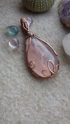 Wire Wrap Stone Tutorial, Wore Wrapped Crystal, Crystal Wrapping Ideas, Simple Wire Wrapping Stones, Gem Wire Wrapping, Tear Drop Wire Wrap, Wire Wrapped Circle Stone, Wire And Stone Jewelry, Easy Wire Wrapped Pendant