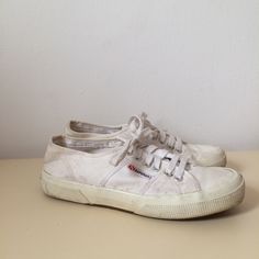 Such a classic and pretty minimal Superga white cotton canvas trainer shoes. Size EU 39  US 8 Will fit a size smaller. Good vintage condition. Superga Sneakers, Trainer Shoes, Trainers Shoes, Sneakers Athletic, White Canvas, Shoes Trainers, Romania, White Cotton, Cotton Canvas