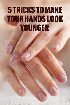 It is said that hands and cleavage reveal real age. How good that you can cheat a little with these five tricks and conjure up your hands a few years younger. Wrinkles Hands, Anti Aging Hands, Anti Aging Remedies, Wrinkle Remedies, How To Grow Your Hair Faster, S Alphabet, Anti Aging Secrets, Body Hair Removal, Anti Aging Tips