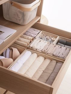 Organisation Ideas Bedroom Closet, Clothes Cupboard Organization, Organizer Ideas For Bedrooms, Organized Closet Aesthetic, Organizing Aesthetic, Konmari Organizing, Closet Organisation, Organizing Life, Apartment Vibes