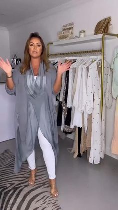 Silky Loose V-neck Top Mom Clothing Style, Chique Outfit, Boho Mode, Mode Kimono, Clothes And Shoes, Holiday Wear, Holiday Shopping, Top 4, Loose Tops