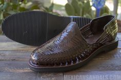 Vintage style,very much like the one's from the 70's.These are authentic handmade huaraches from Mexico with a unique and rustic look.Very durable and well made . Mens Slide Sandals, Huarache Sandals, Mens Slides, Mens Shoes Sandals, Leather Shoes Men, Casual Sandals, Sandal Fashion, Slip On Sandal, Loafers Men