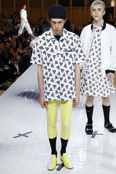 Menswear - Spring 2017 Kenzo Love the shirt and the shoes! Feminine Men Fashion, Men Reference, Fluid Fashion, Runway 2017, Gender Fluid Fashion, Gender Fluid, Fashion Man, Menswear Fashion, Future Fashion