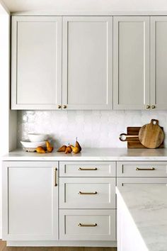 creamy white kitchen design Creamy White Kitchen, Zio And Sons, Adu Kitchen, Kitchen Tile Inspiration, Slim Shaker, Paint Cabinets, Cabinets Makeover, Hardware Kitchen, White Kitchen Tiles