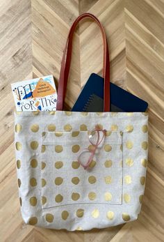 Hand-sewn canvas tote bag with 100% cotton interior lining. Study, lightweight, roomy, with easy access to the interior. Easily holds 13-inch laptops, notepads, books, water bottles, and other essentials. - Pockets: Two 9"x9" interior, one 7"x9" exterior.  - Handles: Faux leather, 27" in total length each - Fabric: Cotton/linen canvas exterior, 100% cotton interior Based on the Pepin Tote pattern by Anna Graham/Noodlehead. Fabric Tote, Tote Pattern, Wedding Shop, Laptop Bag, Canvas Tote, Note Pad, Hand Sewing, Faux Leather, Accessory Gift