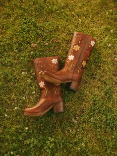 We offer FREE SHIPPING on our website Www.Dandelie.com Follow us on instagram: @dandeliethelabel or find the full collection at our website www.dandelie.com 🌼✨ These flower boots in brown are handcrafted in Spain. These boots are polished with a darker brown on the nose/heel to create extra depth. We love this vintage feel! Our boots are made of the finest leather, and over time will adjust and mold to fit your feet perfectly. Our boots compliment any style, whether you're a 70s vintage babe, a 70s Brown Boots, 70s Style Boots, Chunky Boots Heels, 70s Cowboy Boots, Style Brown Boots, Vintage Brown Boots, 70s Cowgirl, Brown Cowboy Boots Outfit, Vintage Western Fashion