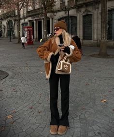 Red Fur Coat Outfit, Botas Ugg Outfit, Brown Fur Coat Outfit, Outfits Europe, Uggs Outfits, Cute Thanksgiving Outfits, Chique Outfits