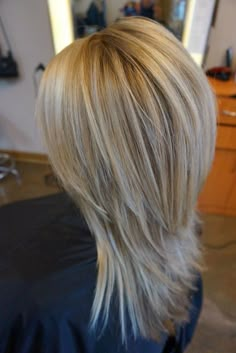 Medium Layered Haircuts, Haircuts For Long Hair, Medium Hair Cuts, Long Hair Cuts, Great Hair, Hairstyles Haircuts, Model Hair, Layered Hair, Beauty Salon