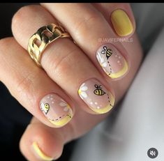 Short Summer Toe Nails, Bee Themed Nails Simple, Bubble Bee Nails, Bumble Bee Nails Simple, Bee Gel Nails, Bee Design Nails, Bee Nail Art Designs, Bumblebee Nail Designs, Bee On Nails