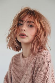 This shaggy lob in a subdued rose gold hue offers a trendy, low-maintenance look that’s effortlessly chic, perfect for anyone seeking style without the constant upkeep. Rose Gold Color Block Hair, Rose Gold Hair Blonde Short, Hair Color Short Hair Ideas, Rose Blonde Hair, Shaggy Lob, Peach Hair Colors, Extension Hair