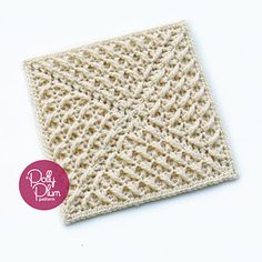 a crocheted dishcloth with the words deli dum written on it