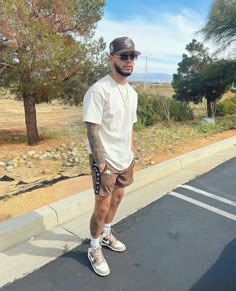 Theme Park Outfit Men, Jordan 1 Outfit Men Summer, Mens Festival Outfits, Mens Summer Outfits Street Styles, Hat Outfit Men, Streetwear Ideas, Mens Summer Outfits, Vegas Outfit