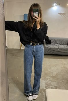 Dark Jeans Outfit Aesthetic, Black Shoes Outfit, Oufits Casual, Quoi Porter, Winter Outfit Inspiration, Mommy Style, Outfits With Converse, Looks Black, Alternative Outfits