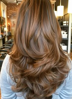 Old Money Haircut Brunette, Caramel Latte Brunette, Layers In Thick Hair, Dark Auburn Hair With Blonde Highlights, Layered Light Brown Hair, Light Brown Hair With Copper Highlights, Brown Hair Caramel, Blonde Hair Trends, Bold Highlights