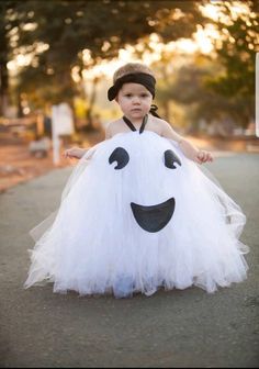 This Classic Little Ghost Costume is destined to win Halloween Costume Contests all around!! Full Length White Tutu Dress on No Roll Elastic with a white ribbon halter top. Embellished with a Black Felt cute ghost face. We hand make each tutu when you order. We fit as much tulle Easy Kids Costumes, Halloween Infantil, Ghost Halloween Costume, Baby Kostüm, Diy Costumes Kids, Ghost Costume, Diy Kostüm, Diy Toddler