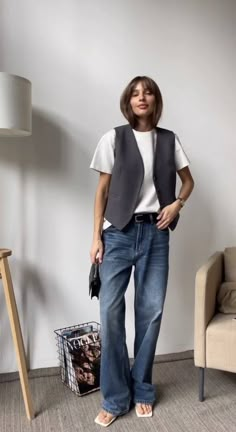 Trending Spring Outfits, Vest Styling, Waistcoat Outfit, Jeans Vest, Spring Trends Outfits, Sleeveless Blazer, Europe Outfits, Summer Fits, Vest Outfits