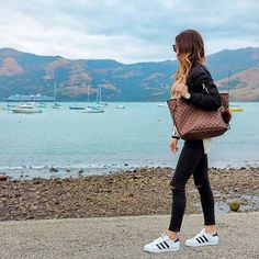 Chic & minimal style - all black outfit - black bomber jacket, ripped black skinny jeans with Adidas Superstar sneakers and Louis Vuitton Neverfull tote bag Maria Vizuete, Adidas Superstar Outfit, Superstar Outfit, Looks Adidas, Outfit Adidas, How To Wear Sneakers, Sneaker Outfits, Look Adidas, Adidas Outfit