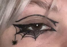 Web Eyeliner Makeup, Halloween Makeup Cobweb, Webbed Eyeliner, Cobweb Eye Makeup, Cool Halloween Eyeliner, Spider Web Eyeliner Tutorial, Spider Themed Makeup, Spider Inspired Makeup, Halloween Eyeliner Spiderweb