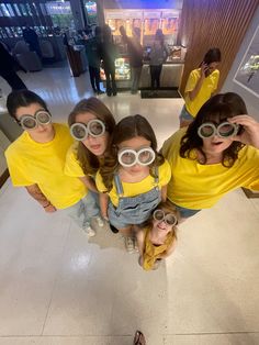 minions costume to see despicable me 4 like BOSSES Easy Quick Duo Halloween Costumes, Hollween Costumes Easy Diy, Halloween For Sisters, Sisters Halloween Costumes Adult, Minion Spirit Day Outfit, 4 Matching Costumes, Halloween Customes For 4 Friends, Minion Trio Costumes, Minion Duo Costume