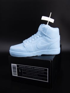 This listing is for a AJ 1 style basketball shoe Para Soy Blend Candle. The shoe is shipped in a black box (filled with black crinkle paper) with a shoe box style label on the side. The box is approximately  9x6x4 inches and is made from corrugated cardboard.  This candle has a cotton core, lead free and zinc free wick. The candle size is approximately 7 x 3 x 4.2 inches (18 x 7.4 x 10.6 cm). You are able to customize and can chose the color and scent of the shoe of the choices listed. If a have Shoe Candle, Cotton Core, Crinkle Paper, Candle Sizes, Corrugated Cardboard, Black Box, Etsy Candles, Shoe Box, Fragrance Candle