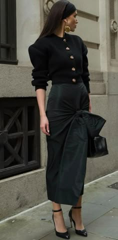 Corporate Fashion Office Chic, Formal Wear Women, Pencil Skirt Outfits, Chic Skirts, New Classic, Professional Outfits, Fashion Week Street Style