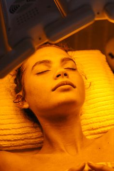 Yellow Light Therapy, Therapy Photoshoot, Salon Content, Aesthetic Wellness, Facial Therapy, Skin Care Business, Cosmetic Injectables