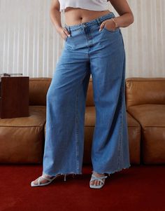 Jeans fra ASOS Curve Undskyld til al din anden denim Vide ben Højtaljet Bæltestropper Justerbar strop på ryggen Fem lommer Rå kant High Waisted Wide Leg Jeans, Denim Wide Leg, Jean Large, Curve Jeans, Asos Curve, Wide Leg Denim, Wide Leg Jeans, Leg Jeans, Asos