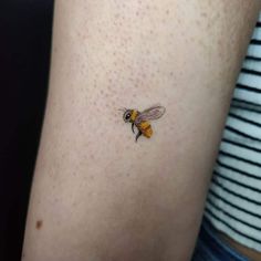 Significado de Tatuagens de Abelha | BlendUp Bee Tattoo Meaning, Queen Bee Tattoo, Small Bee Tattoo, Honey Bee Tattoo, Bumble Bee Tattoo, Tattoo Themes, Saved Tattoo, Frog Tattoos, Omerta Tattoo