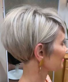 Kort Bob, Stacked Hair, Short Hair Trends, Short Grey Hair, Edgy Short Hair, Short Choppy Hair, Penteado Cabelo Curto