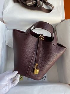 Hermes Birkin Colours, Street Style Handbags, Purse Essentials, Luxury Lifestyle Women, Bag Obsession, Luxury Purses