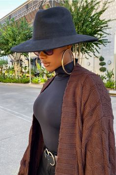 Fedora Hat Outfit Fall, Fedora Hat Outfit, Hat Outfit Fall, Fedora Hat Outfits, Stylish Womens Hats, Elegant Style Women, Dc Fashion, Glamour Outfit, Woman Suit Fashion