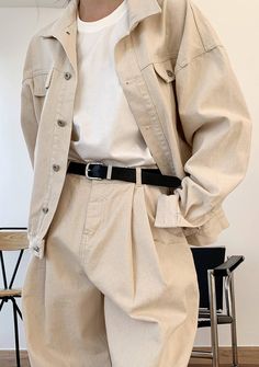 Jacket Outfit Men Aesthetic, Beige Denim Jacket Outfit, Beige Denim Jacket, Derby Day Fashion, Streetwear Fashion Summer, Denim Jacket Outfit, Outer Women, Stylish Celebrities, Spring Jacket