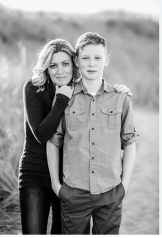 Mother Teenage Son Photography, Mother And Older Son Photo Ideas, Family Of 3 Photo Ideas Older Son, Older Family Photoshoot Ideas, Teenage Family Photoshoot Ideas, Photo Mother And Son, Mother And Two Sons Photography, Older Family Photography Poses, Mother Son Picture Poses