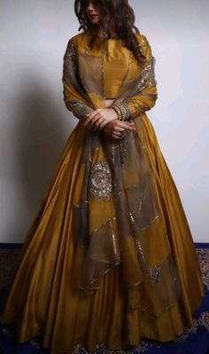 Blouse Sleeve Design, Engagement Look, Function Dresses, Dress Event, Lehenga Designs Simple, Fashionable Saree Blouse Designs, Pakistani Fancy Dresses, Indian Dresses Traditional