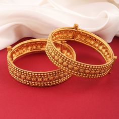 Color_Gold Gold Bangles Design With Screw, Gold Solid Bangles Design, Pichodi Bangles Gold, Rajwadi Gold Kangan, Kangan Gold Bangle Set, Kada Designs Gold, Kada Bangles Gold Design, Gold Kada Design For Women, Antique Gold Bangles Design